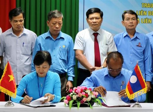 越南承天顺化省同老挝萨拉弯省携手保护劳动者的权益