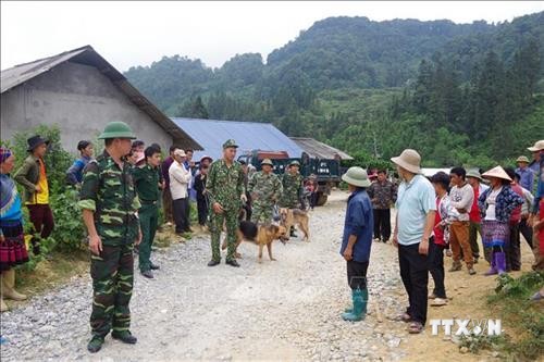 Bộ đội biên phòng Lào Cai giúp dân tìm cụ bà 80 tuổi bị lạc trong rừng