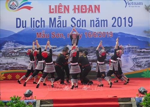 Hàng nghìn du khách tham gia Liên hoan du lịch Mẫu Sơn 2019