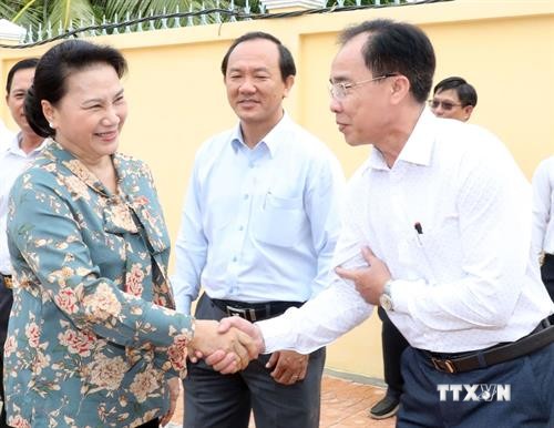 国会主席阮氏金银在芹苴市继续开展选民接待活动