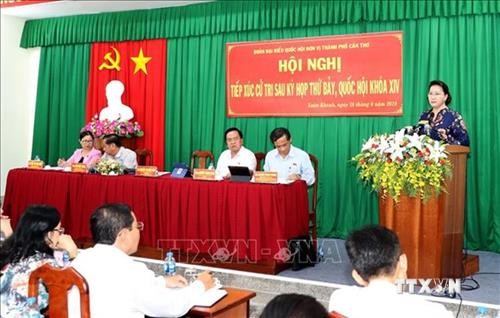 越南国会主席阮氏金银在芹苴市宁桥郡开展选民接待活动