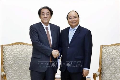 政府总理阮春福会见日本驻越南大使梅田邦夫和永旺集团领导