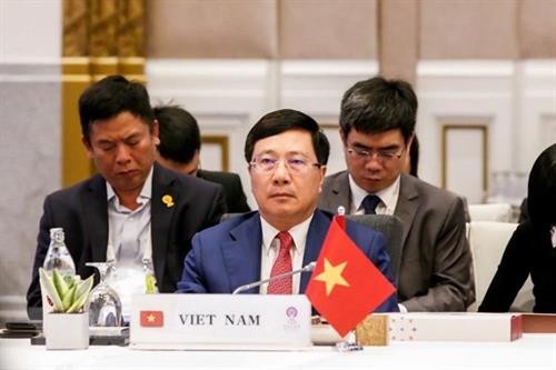 越南政府副总理兼外长范平明出席东盟外长会议