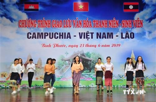 加强柬越老青年学生团结友谊