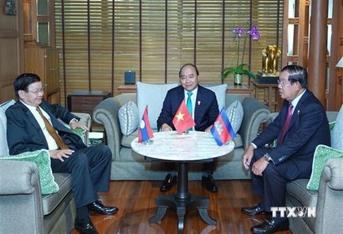 越南政府总理阮春福会见老挝总理和柬埔寨首相