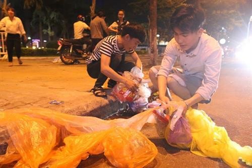 观看烟花比赛不忘清理垃圾 岘港市美丽形象日益提升