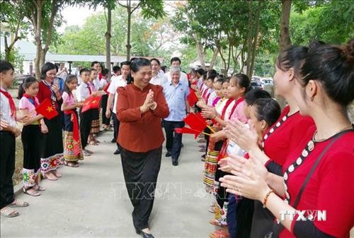 Phó Chủ tịch Thường trực Quốc hội Tòng Thị Phóng thăm, tặng quà trường phổ thông dân tộc nội trú huyện Con Cuông