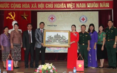 越南清化省与老挝华潘省红十字会加强合作