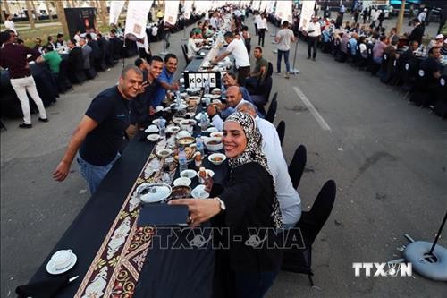 Người dân Ai Cập hứng khởi bên bàn tiệc Iftar dài nhất thế giới