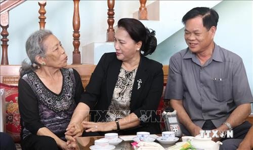 Chủ tịch Quốc hội Nguyễn Thị Kim Ngân thăm mẹ Việt Nam anh hùng, gia đình chính sách tại Phú Yên