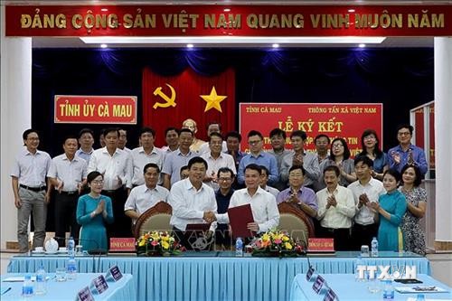UBND tỉnh Cà Mau ký kết hợp tác thông tin với Thông tấn xã Việt Nam