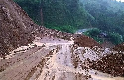 Mưa lớn kéo dài gây ách tắc nhiều tuyến đường tại Lai Châu