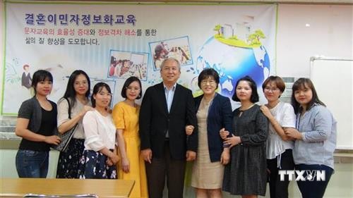 越南驻韩国大使馆看望遭韩国丈夫虐待的越籍女性