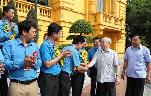 越共中央总书记、国家主席阮富仲会见优秀工会干部代表团