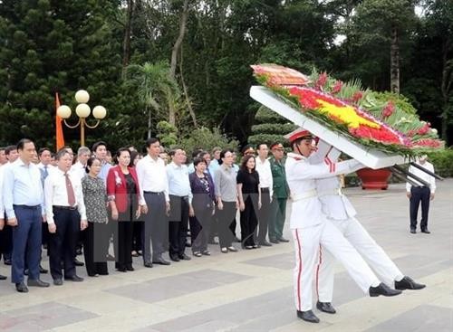 越南国会主席阮氏金银上香缅怀胡志明市英雄烈士