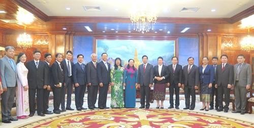 胡志明市组团访问老挝
