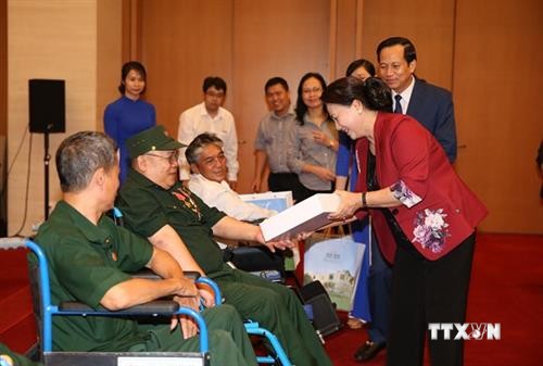 国会主席阮氏金银会见全国模范伤残军人代表