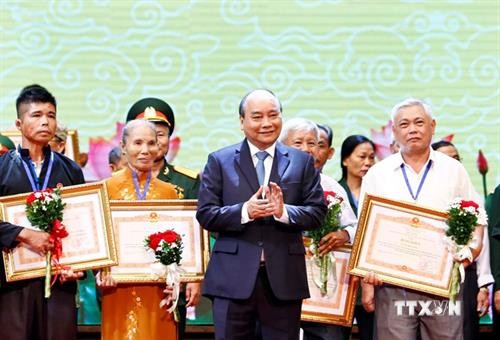 越南政府总理阮春福出席2019年全国伤残军人先进代表表彰大会