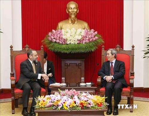 越共中央经济部部长阮文平会见美国财政部代表团