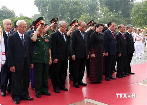 越南党和国家领导人向英雄烈士敬献花圈