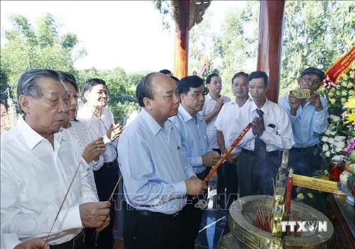 Thủ tướng Nguyễn Xuân Phúc dâng hương tưởng niệm các Anh hùng liệt sỹ tại tỉnh Quảng Nam