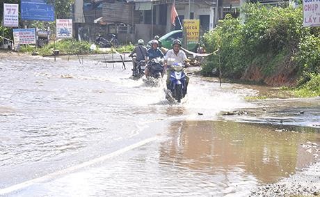 Khắc phục tình trạng ngập cục bộ trên đường Hồ Chí Minh đoạn qua huyện Ngọc Hồi, Kon Tum