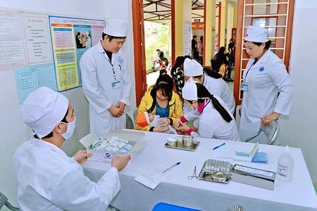 Tặng thiết bị y tế cho hai bệnh viện và tám trung tâm y tế ở Cao Bằng, Bắc Kạn