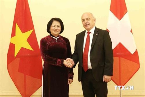 越南国家副主席邓氏玉盛会见瑞士总统乌利·毛雷尔