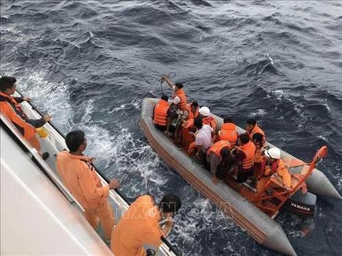 中国协助越南搜救海上遇险的越南渔船