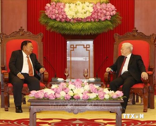 越共中央总书记、国家主席阮富仲会见老挝国家主席本扬·沃拉吉