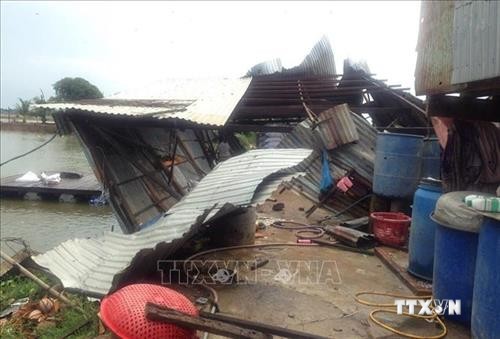 Giông lốc làm gần 100 căn nhà ở An Giang bị sập và tốc mái