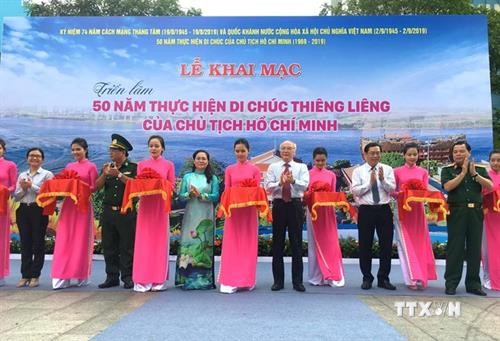 “纪念胡志明主席遗嘱落实50周年”图书展在胡志明市举行