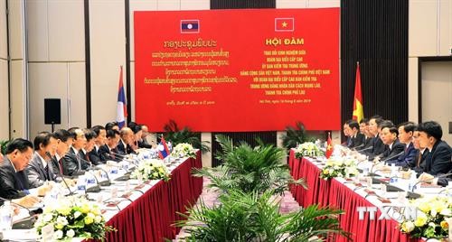 越共中央检查委员会代表团与老挝人民革命党中央纪检委员会代表团会谈