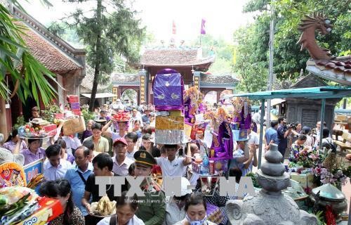 Hàng vạn du khách tham dự lễ hội đền Bảo Hà