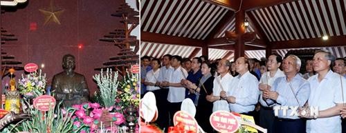 阮春福、阮氏金银等党和国家领导人给胡志明主席祠堂上香献花