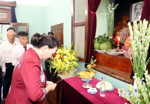 越南国会主席阮氏金银在67号房向胡志明主席敬香
