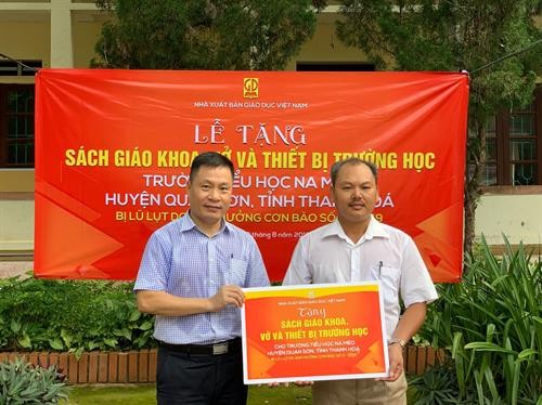 Nhà xuất bản Giáo dục tặng sách giáo khoa tại các tỉnh Khánh Hòa, Bến Tre, Thanh Hóa