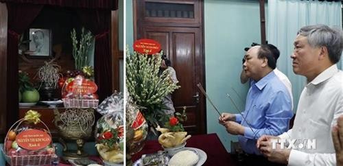 越南政府总理阮春福在67号房向胡志明主席敬香