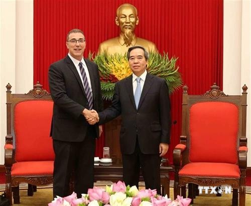 越共中央经济部部长阮文平会见国际货币基金组织新任驻越办事处首席代表