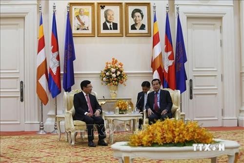 越南政府副总理兼外交部长范平明拜会柬埔寨首相洪森