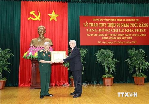 越共中央总书记、国家主席阮富仲向原越共中央总书记黎可漂授予70周年党龄纪念章