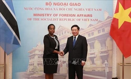 范平明副总理与博茨瓦纳外交事务与合作部部长尤妮蒂举行会谈