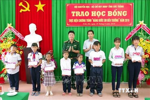 Bộ đội Biên phòng Sóc Trăng hỗ trợ học sinh nghèo ven biển đến trường