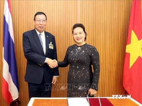 越南国会主席阮氏金银会见泰国国会上议院议长蓬佩