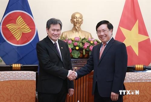 越南政府副总理兼外长范平明会见东盟秘书长林玉辉