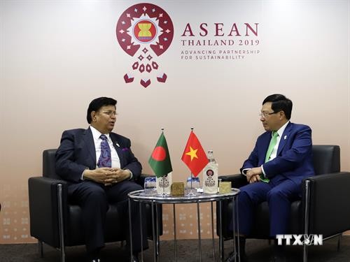 越南政府副总理兼外长范平明会见印度和孟加拉国外长