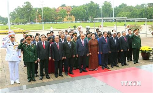 越南党和国家领导人入陵瞻仰胡志明主席遗容