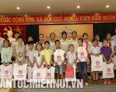 Trao tặng sách giáo khoa cho học sinh có hoàn cảnh khó khăn tỉnh Cao Bằng