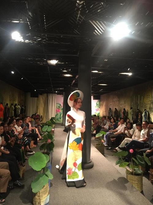 “母亲与莲花”奥黛服装秀 推崇民族文化遗产价值