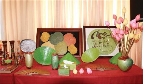 干莲花工艺品——富有越南文化艺术价值的纪念品